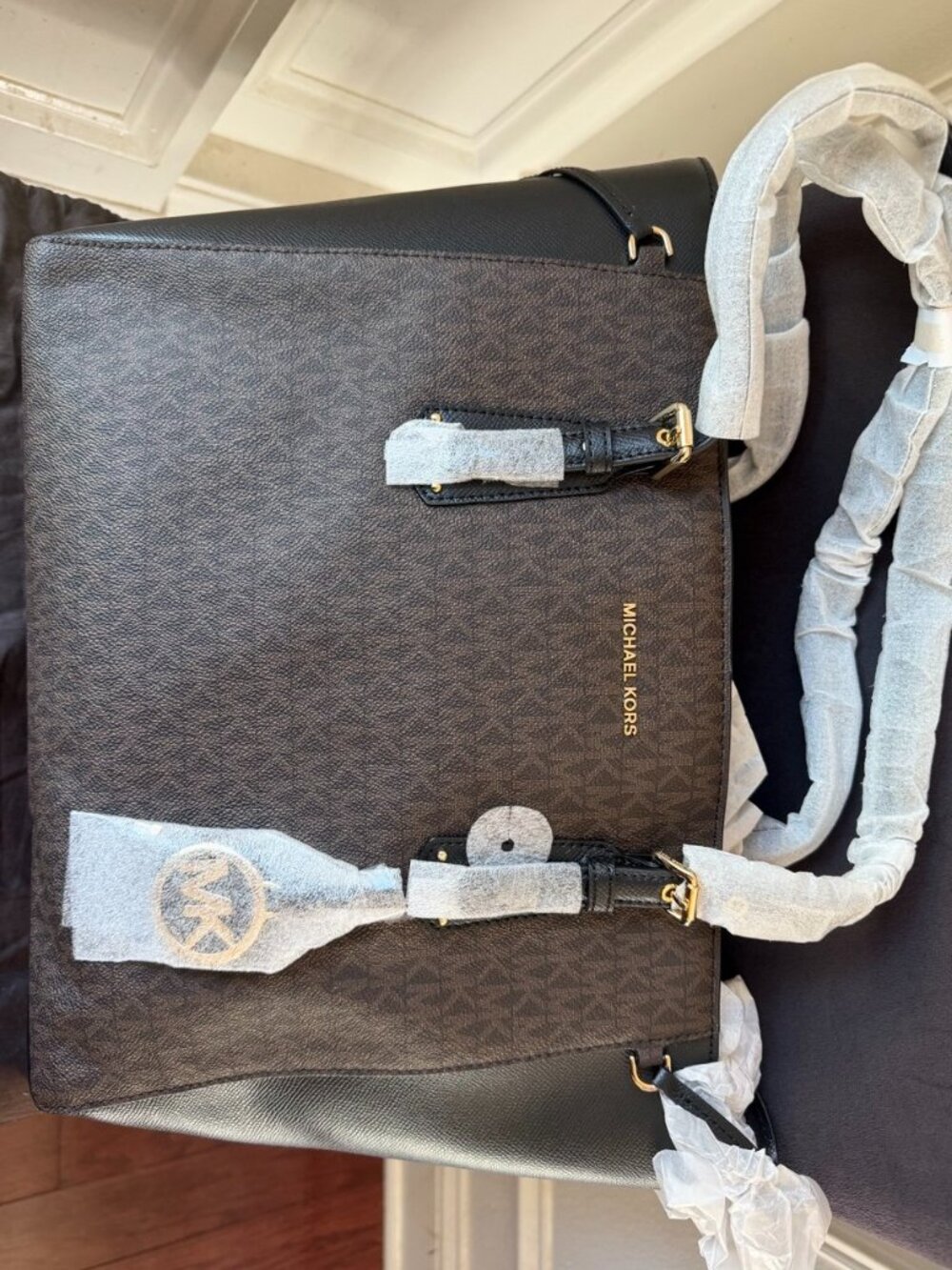 NWT Michael Kors Voyager Medium Top Zip Tote Brown Black